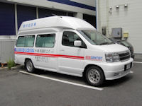 診療室と同等の機材を積む、往診車による往診を行っています。