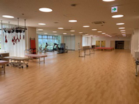 広い機能訓練室／スタッフステーション