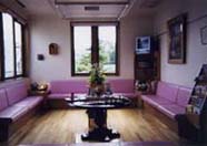 明るく、くつろげる待合室です。